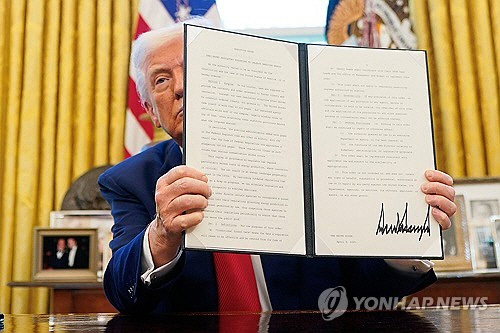 서명한 행정명령서 보여주는 트럼프 미국 대통령. [로이터=연합뉴스]